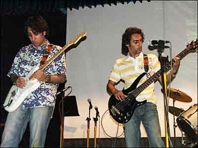 آرش و ارسلان در هنگام اجرای کنسرت