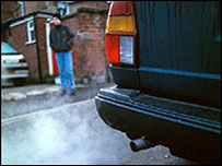 carro libera fumaça 