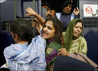 Cảnh sát đụng độ với những người ủng hộ bà Bhutto tại Lahore