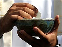 Padre segurando cálice