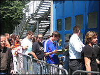 斯图加特的球迷在排队取票