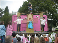Artizani - revolving street theatre