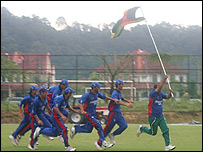 تیم کریکت افغانستان بعد از یک پیروزی