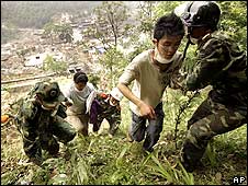 Người dân chạy lụt khỏi Bắc Xuyên