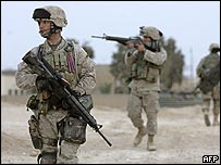 سربازان آمريکايی درحال گشت زدن در حديثه