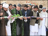 حامد کرزی در حال افتتاح پروژه احداث شاهراه فارياب - بادغيس