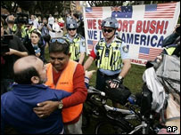 تظاهرات علیه آپک و حضور بوش در سیدنی