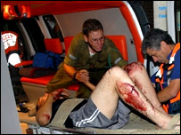 یک اسرائیلی که در حمله موشکی حماس زخمی شده است