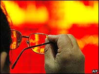 Investidor vê índices da bolsa caindo