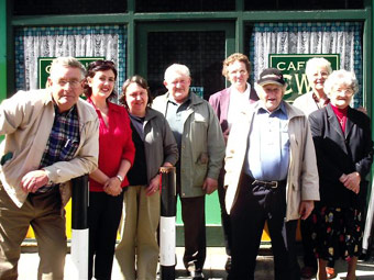 Grwp o ardal Cwmdu yn ymweld a stiwdio y gyfres Pobol y Cwm yn y BBC yn Llandaf.