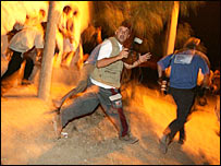 कैबिनेट बिल्डिंग के बाहर