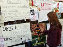 Fã de Maradona perto da clínica onde ele está internado