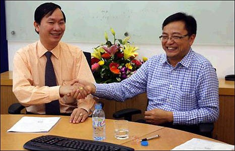 Ông Nguyễn Anh Tuấn, TBT VietnamNet và ông Raymond Li, đại diện của BBC