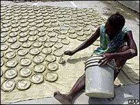 Haitianos pobres comem "biscoito de argila" assados no sol 