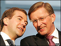 Phó thủ tướng Medvedev (bên trái) và ông Ivanov (bên phải) 