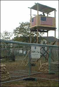 صرف گارڈز اور قیدیوں کو کیمپ میں جانے کی اجازت ہے