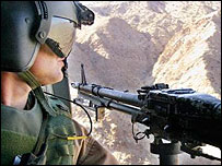 سرباز آمریکایی بر فراز کوههای افغانستان