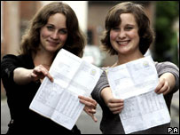 女学生接获成绩