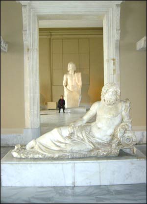 مجسمه ايستاده ژوپيتر زئوس و مجسمه حالت لميده خدای دريا