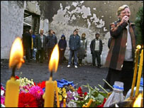 População de Beslan rende homenagem a mortos na tragédia