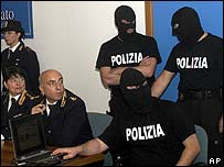 Policiais italianos que participaram da operação na mesquita