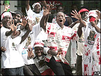 Simpatizantes do MDC comemoram