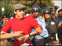 Homem é preso ao protestar em Islamabad no domingo