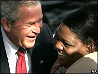 پرزيدنت بوش در کنار گارسن زن يک رستوران محلی