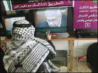 Şaron hakkındaki haberleri izleyen Filistinliler