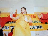 اداکارہ نرگس ایک تھیٹر پرفارمنس سے دوران