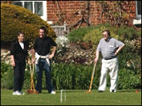 Prescott evinin bahçesinde oyun oynarken