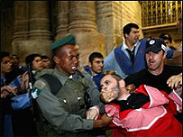 Monges são levados pela polícia israelense durante briga na Basília do Santo Sepulcro