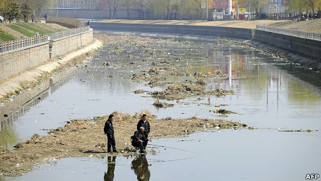 北京居民在一条河上钓鱼