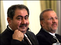 متکی (راست) و زیباری در کنفرانس خبری