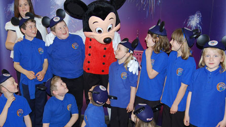 Disgyblion Ysgol Abernant gyda Mickey