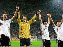 Độ tuyển Đức chào khán giả trong trận đấu 