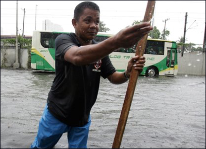 Một nhân viên giao thông công chính thông tắc cống