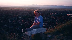 1998年,BBC記者布徹爾在科索沃