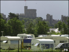 一夜之间,吉普赛人在著名的伊顿公学校外安营扎寨。