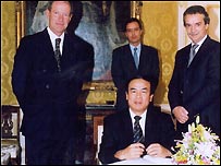 Đại sứ Ngô Quang Xuân (ngồi)