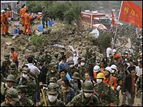 बचाव कार्य में लगे लोग