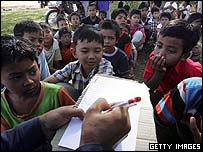 Trẻ em tại một trại tị nạn ở Aceh