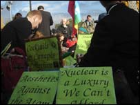 Manifestantes em Faslane