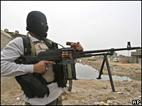 Integrante da milícia Exército Mehdi em Basra