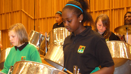 Band Dur Ysgol Fitzalan yn cymryd rhan