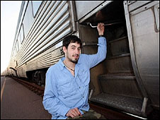 Vance mostra o corrimão a que ficou agarrado por duas horas