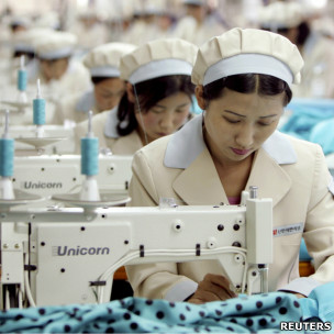 朝鲜工人在韩国信元公司位于开城工业园区内的生产车间工作（2005年资料图片）