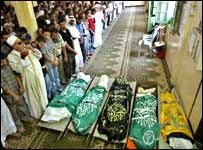 Fiéis velam mortos na mesquita de Al-Awda