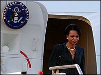 Condoleezza Rice Paris'e varışında uçağın kapısında