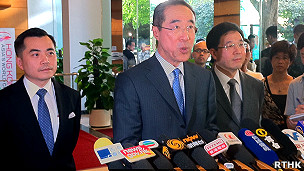 香港律政司司長黃仁龍（左）、政務司司長唐英年（中）與政制及內地事務局局長林瑞麟在香港政府總部會見媒體記者（香港電台圖片4/7/2011）